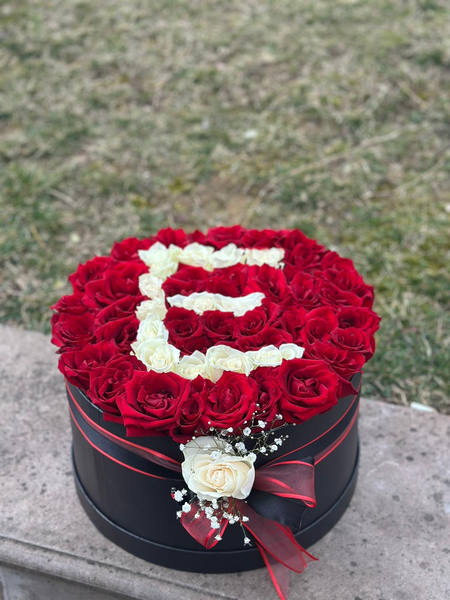 51 Kırmızı İthal Gül Harfli Kutu Aranjman 